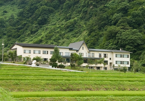 泉質はなめらかな美人の湯。「日本秘湯を守る会」と「日本温泉遺産を守る会」認定の旅館。
